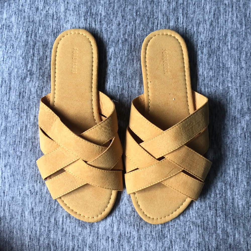 Textured cute sandals.